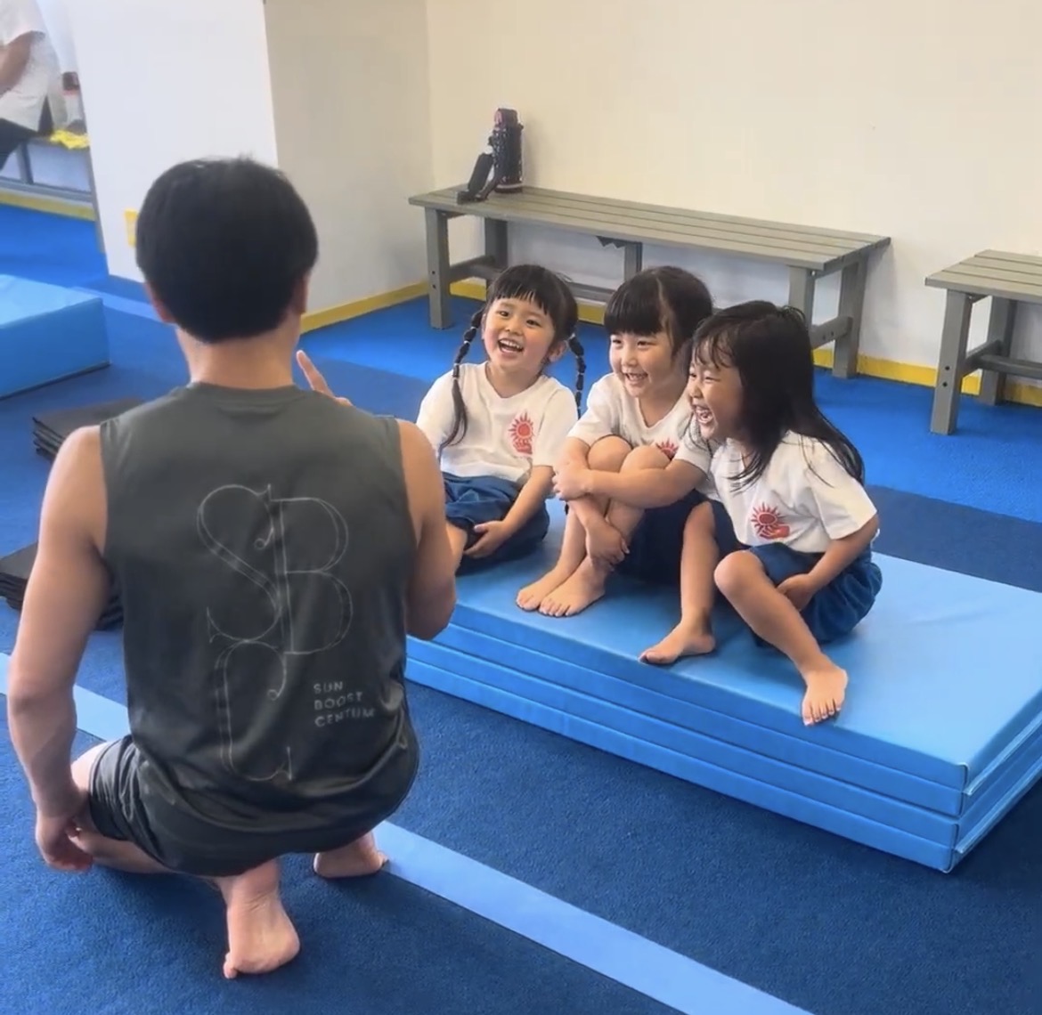 SBCスポーツ教室でコーチと笑顔で交流する幼児クラスの子どもたち